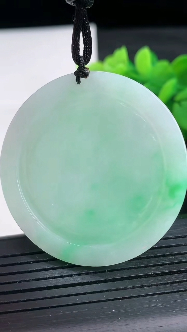 天然A货翡翠麒麟吊坠尺寸45.7-8.2重量:31.61g
3月26日