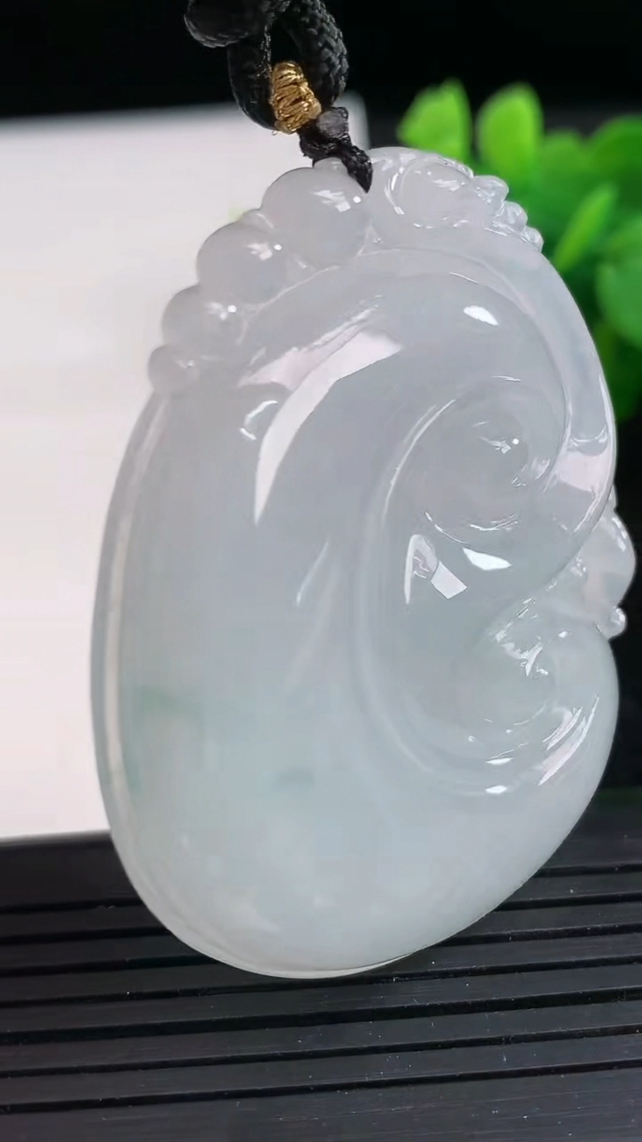 天然A货翡翠飘花如意吊坠尺寸51.8-45.3-6.1重量:29.32g
3月26日