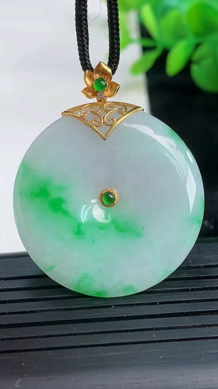 天然A货翡翠平安扣吊坠尺寸33.6-5.8重量:14.33g
3月26日