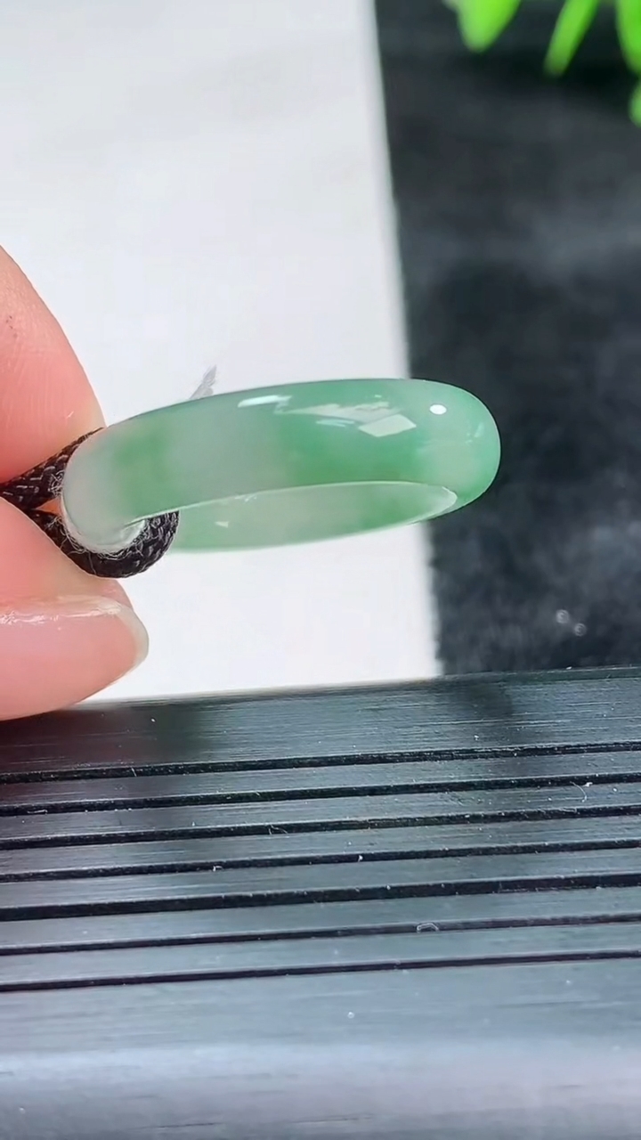 天然A货翡翠指环戒指尺寸17.7-5.3-3.5重量:3.91g2026年3月26日
工厂直销收藏佳品,种好水足，色泽均匀，有种有色，上手高大气！