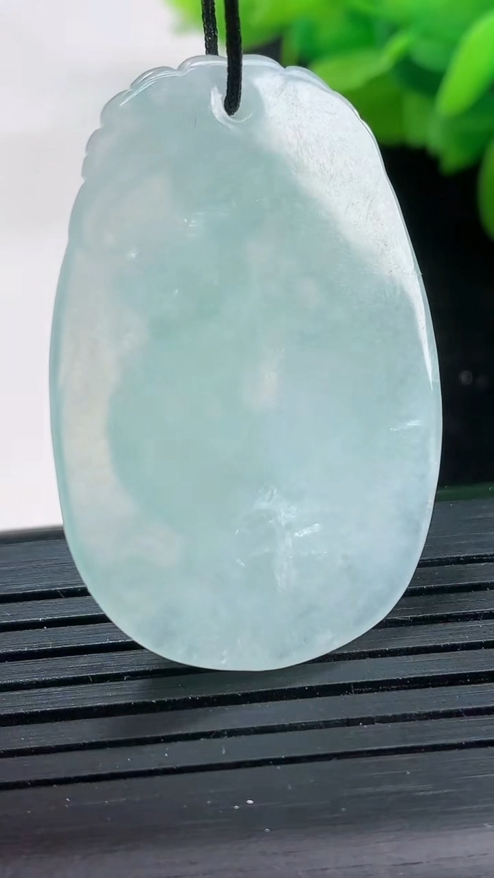 天然A货翡翠生肖鸡吊坠尺寸39.7-27.1-5.6重量:10.95g
3月26日