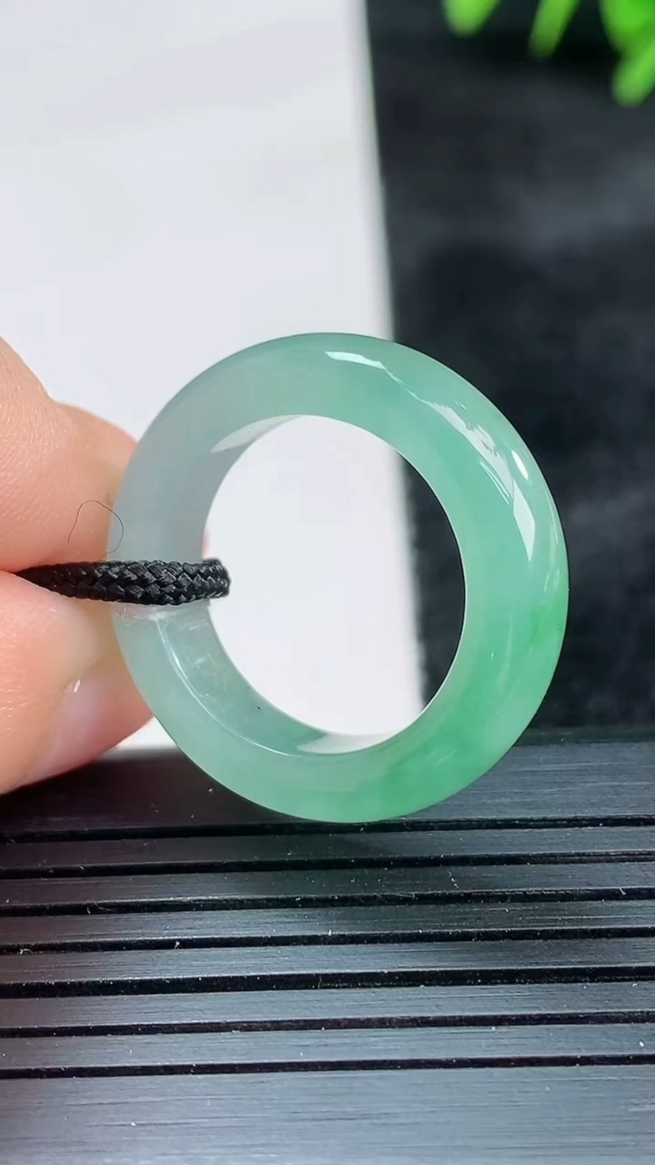 天然A货翡翠指环戒指尺寸17.4-6.2-3.9重量:4.84g2026年3月26日
工厂直销收藏佳