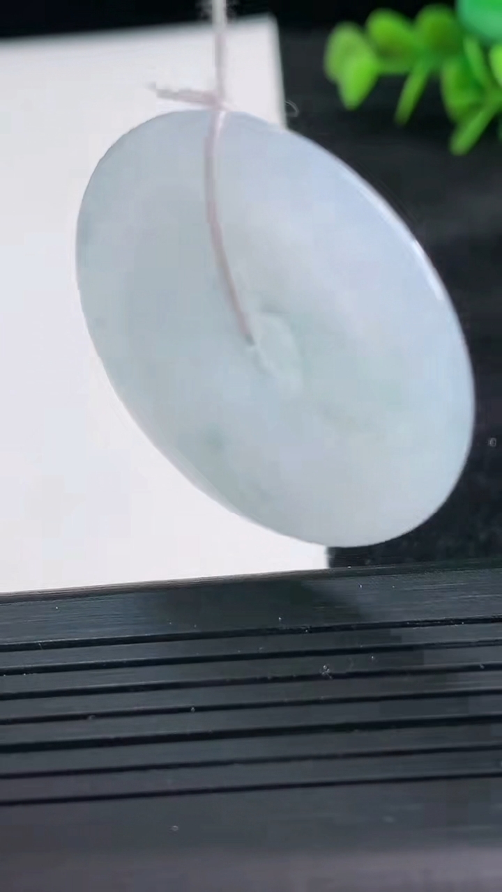 天然A货翡翠飘花平安扣吊坠尺寸36.9-5.4重量:16.25g
3月26日