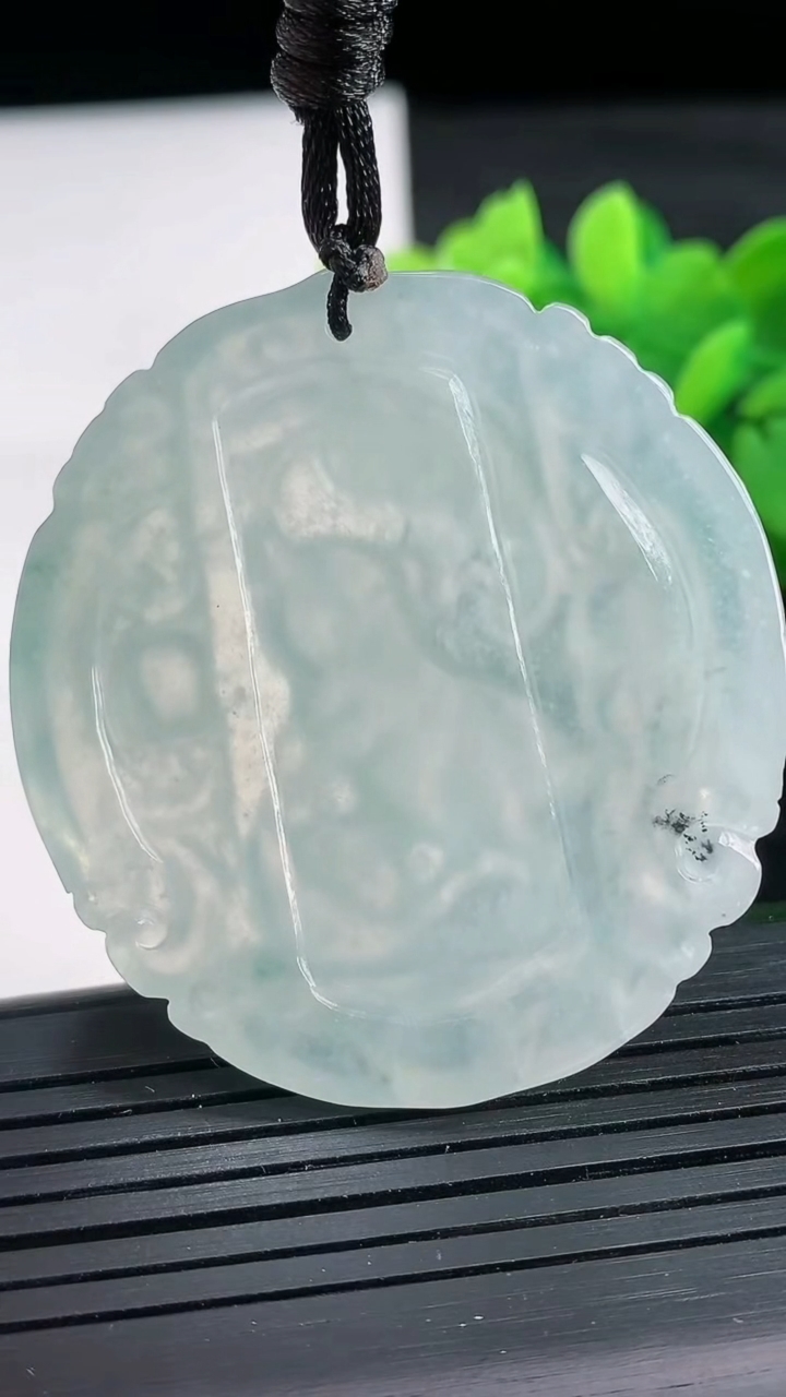 天然A货翡翠种飘花生肖猪吊坠尺寸47.6-43.9-5.2重量:24.03g
3月26日