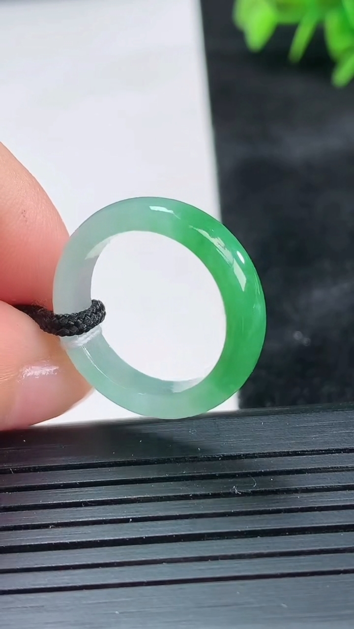 天然A货翡翠指环戒指尺寸17.4-5.3-3.2重量:3.25g2026年3月26日
工厂直销收藏佳品,种好水足，色泽均匀，有种有色，上手高大气！