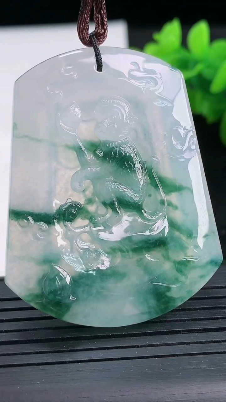 天然A货翡翠种飘花生肖猴吊坠尺寸52.2-40.9-5.2重量:26.63g
3月26日