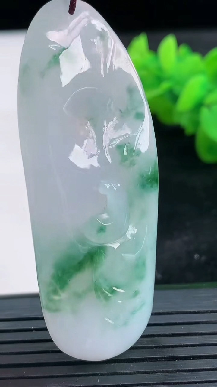 天然A货翡翠飘花悟道吊坠尺寸60.8-22.6-9.1重量:21.78g
3月26日