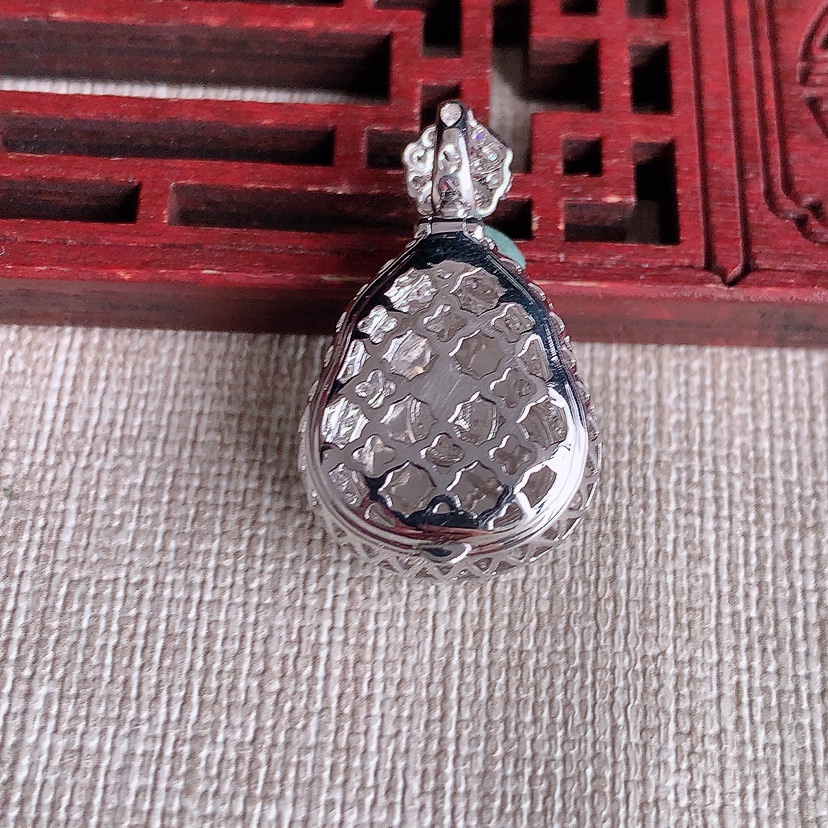 天然A货翡翠18K金伴钻镶嵌阳绿葫芦吊坠 
尺寸27.6-16.5-12裸石14.2-11.5mm 