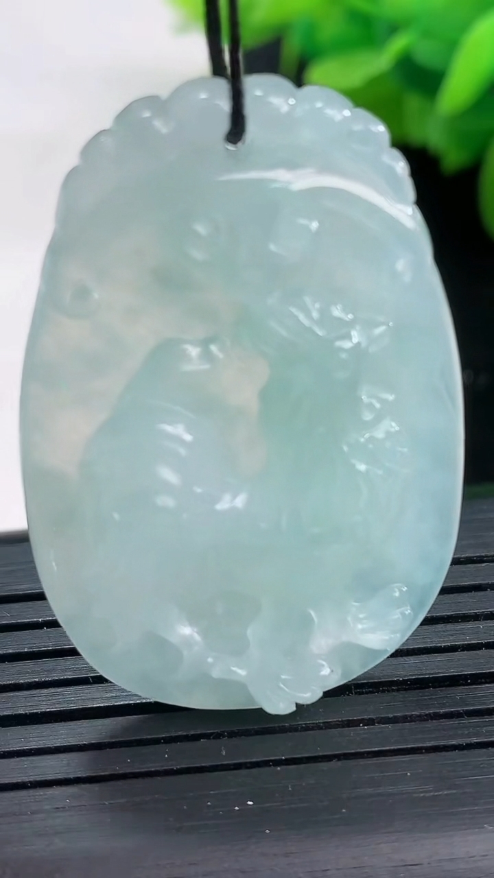 天然A货翡翠生肖鸡吊坠尺寸39.7-27.1-5.6重量:10.95g
3月26日