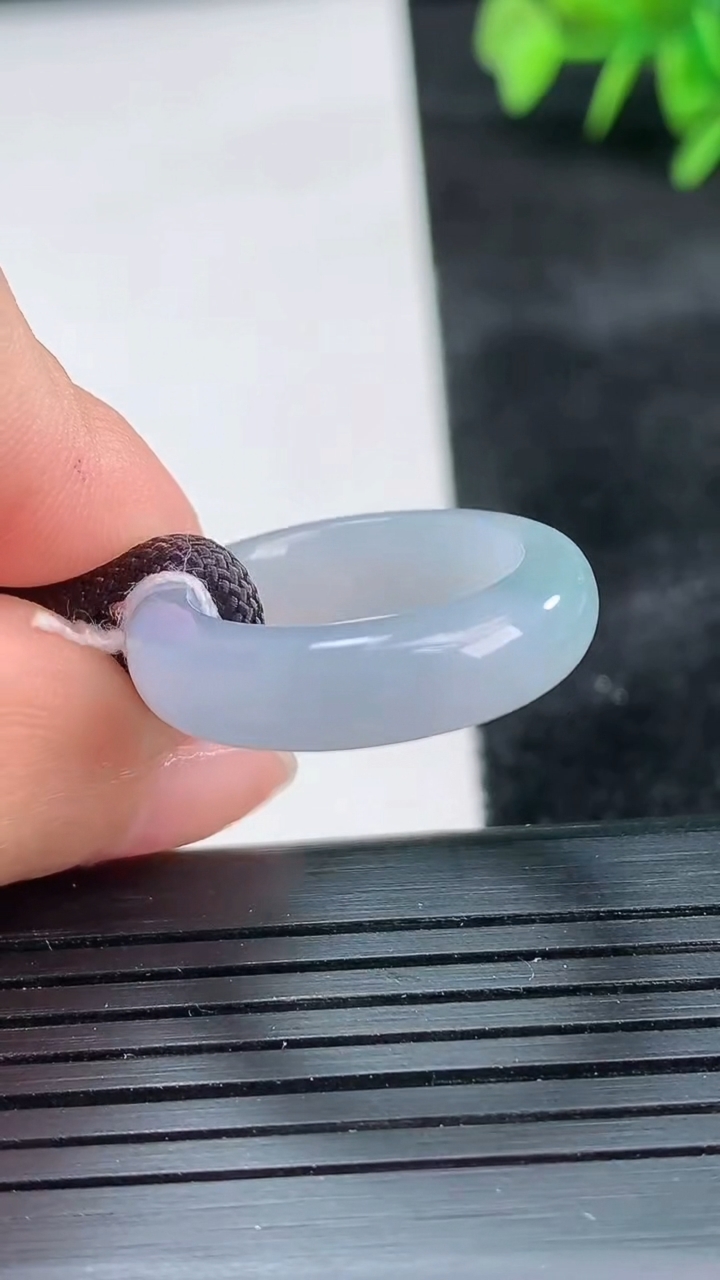 天然A货翡翠紫罗兰指环戒指尺寸16.5-5.8-3.6重量:4.31g2026年3月26日
工厂直销收藏佳品,种好水足，色泽均匀，有种有色，上手高大气！