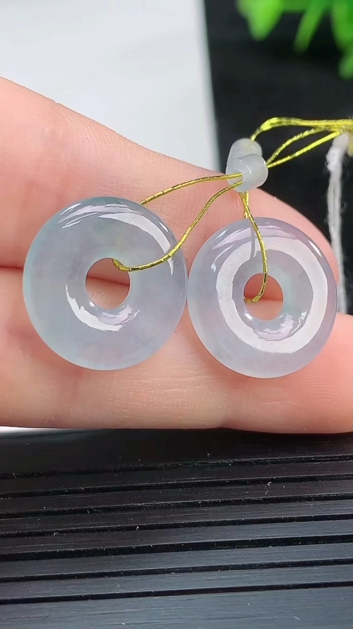 天然A货翡翠紫罗兰飘花平安环吊坠一对尺寸15.3-2.6重量:3.22g
3月26日