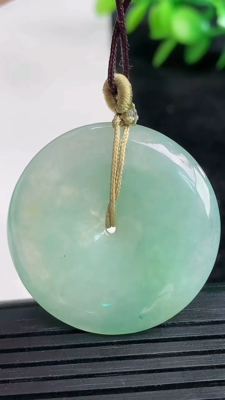 天然A货翡翠平安扣吊坠尺寸32.5-5.5重量:12.49g
3月26日