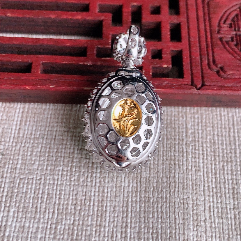 天然A货翡翠18K金伴钻镶嵌阳绿蛋面吊坠 
尺寸29.6-16-13.8裸石15.3-11mm 重量