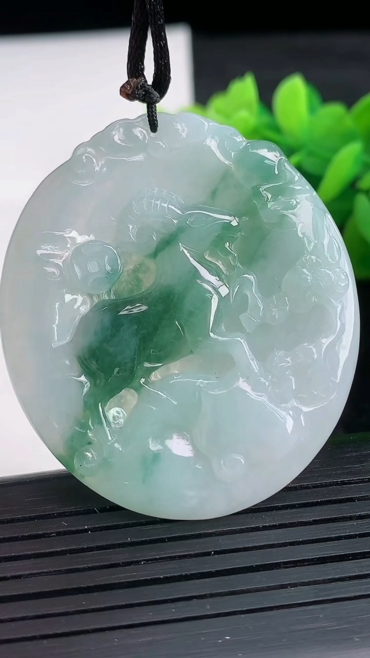 天然A货翡翠飘花生肖羊吊坠尺寸48.7-43.1-5.7重量:20.56g
3月26日