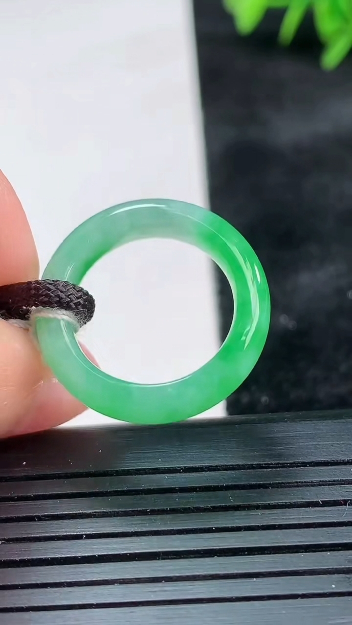 天然A货翡翠指环 戒指尺寸16.6-5.4-3.4重量:3.54g2026年3月26日
工厂直销收藏佳品,种好水足，色泽均匀，有种有色，上手高大气！