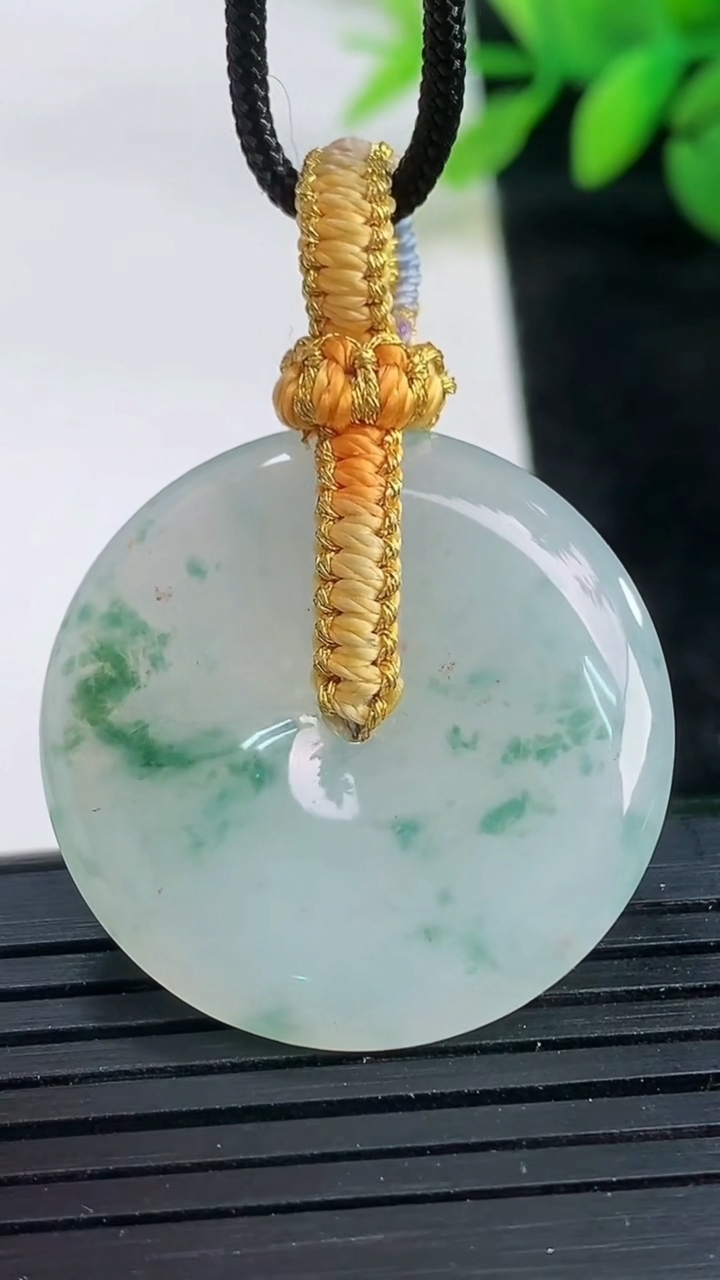 天然A货翡翠飘花平安扣吊坠尺寸28.9-4.9重量:9.33g
3月26日