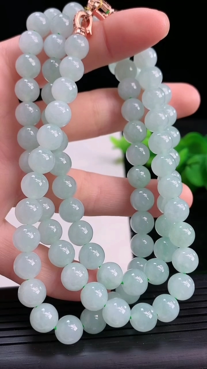 天然A货翡翠圆珠项链尺寸7.5-88颗重量:72.45g3月26日
工厂直销收藏佳品,种好水足，色泽