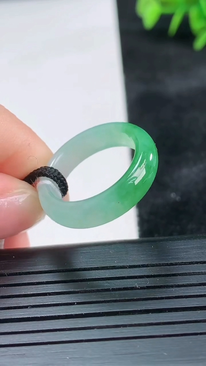 天然A货翡翠指环戒指尺寸17.4-5.3-3.2重量:3.25g2026年3月26日
工厂直销收藏佳品,种好水足，色泽均匀，有种有色，上手高大气！