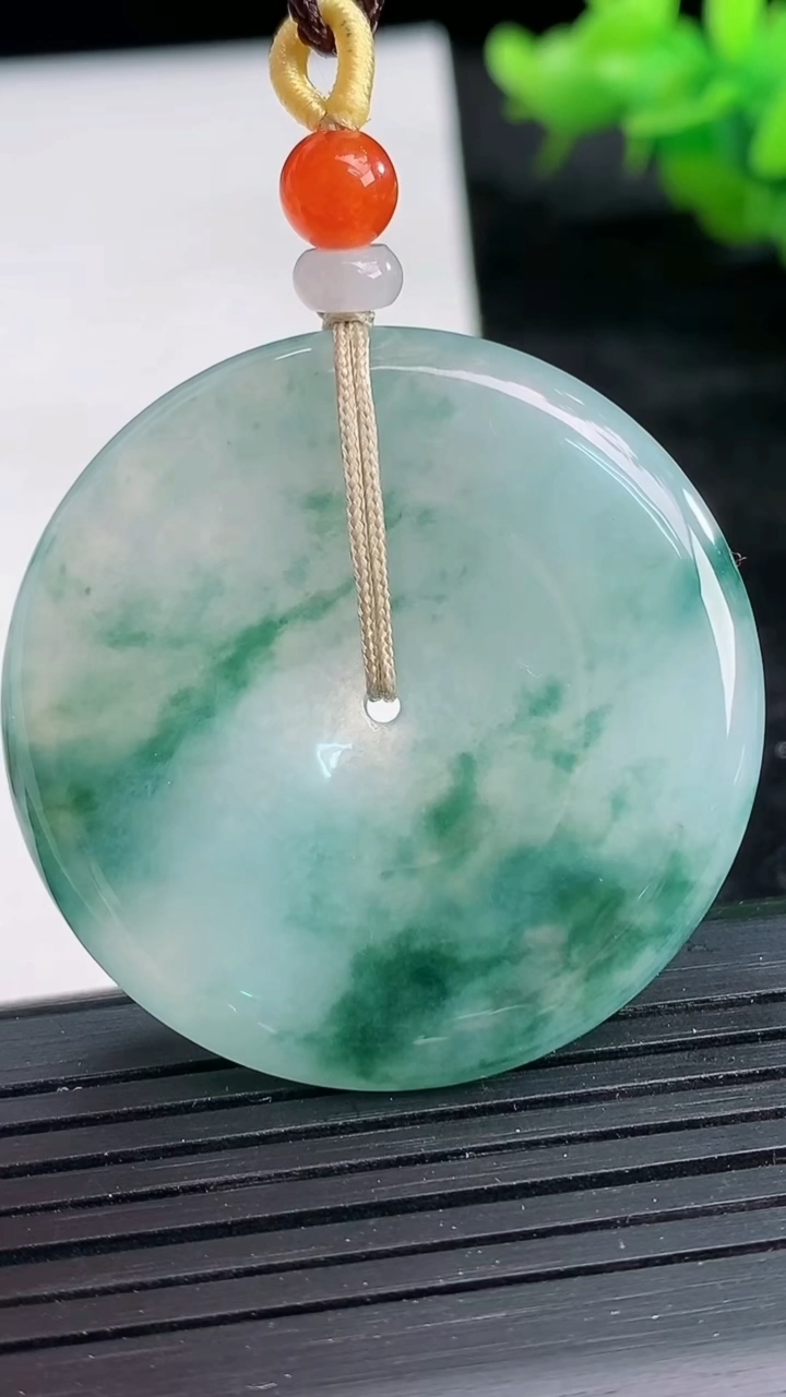 天然A货翡翠飘花平安扣吊坠尺寸39.6-5.6重量:20.83g
3月26日