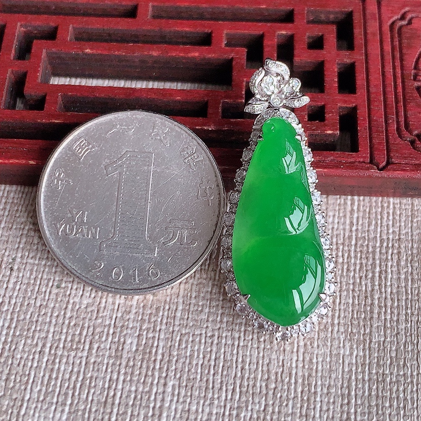 天然A货翡翠18K金伴钻镶嵌阳绿四季豆福豆平安豆吊坠 
尺寸36.6-14.5-9.3裸石26.3-11.2mm 重量6.85g 0324