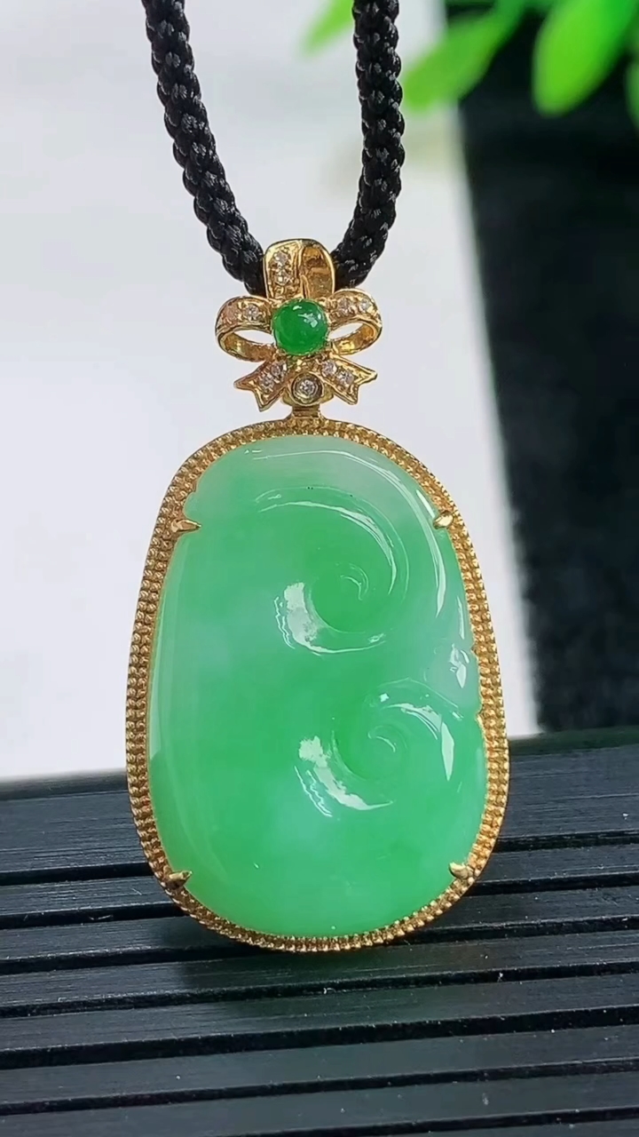 天然A货翡翠如意吊坠尺寸32.1-17.1-4.6裸石22.4-15.1重量:4.39g
3月26日