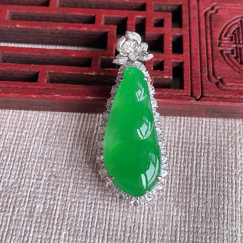 天然A货翡翠18K金伴钻镶嵌阳绿四季豆福豆平安豆吊坠 
尺寸36.6-14.5-9.3裸石26.3-11.2mm 重量6.85g 0324
