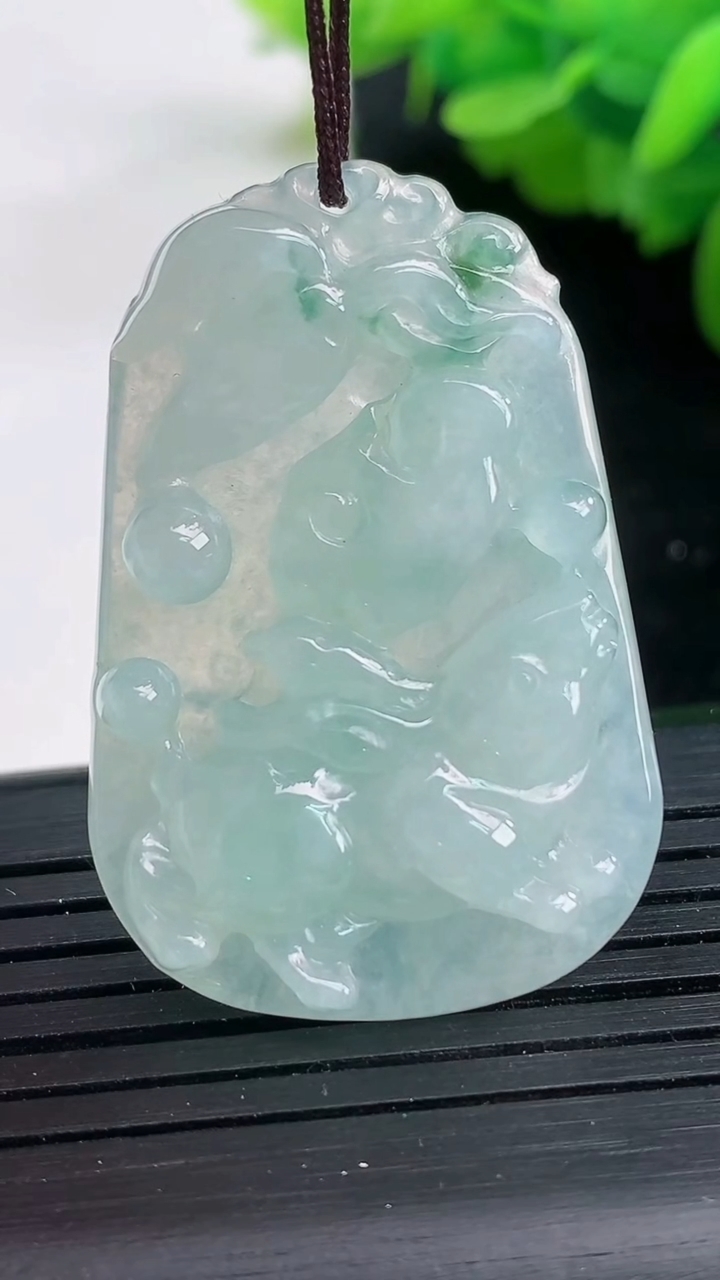 天然A货翡翠飘花生肖兔吊坠尺寸39.6-26.1-5.7重量:10.51g
3月26日