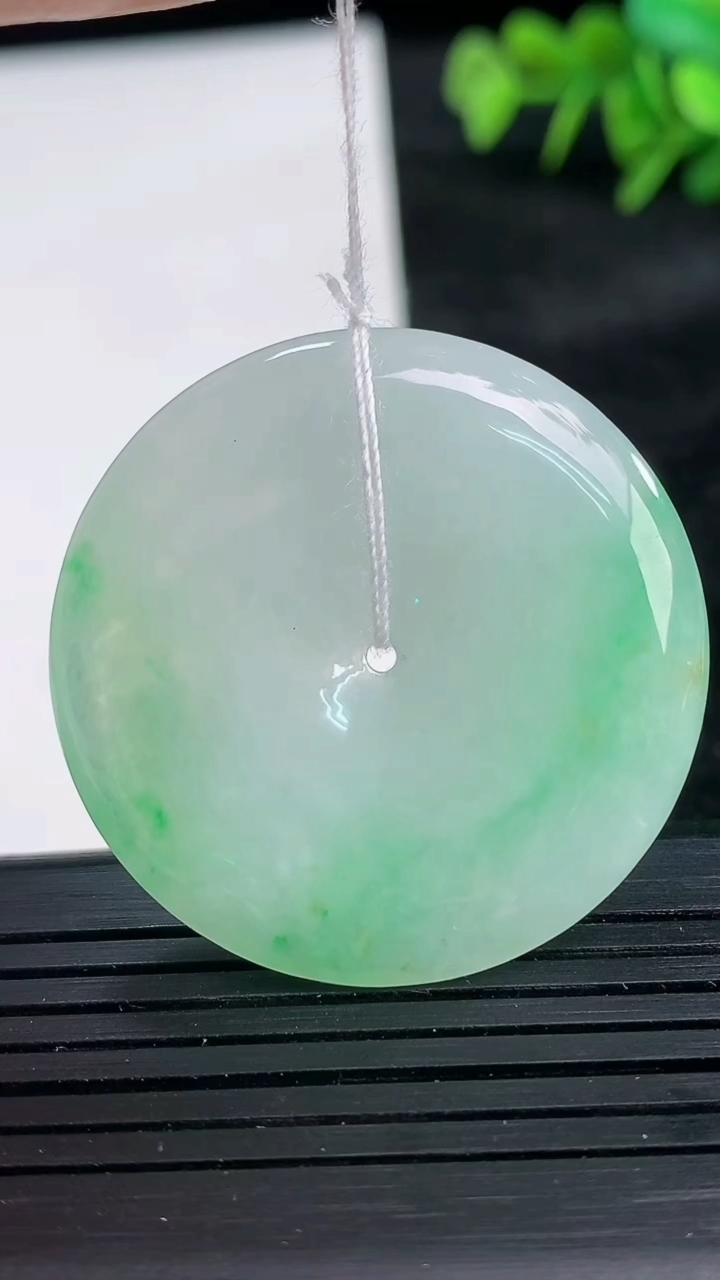 天然A货翡翠平安扣吊坠尺寸36-5.3重量:15.30g
3月26日