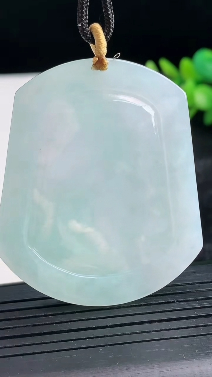 天然A货翡翠生肖马吊坠尺寸53.3-45.7-5.3重量:26.30g
3月26日