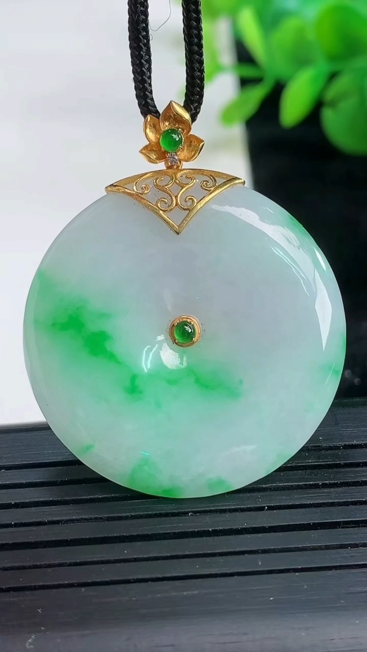 天然A货翡翠平安扣吊坠尺寸33.6-5.8重量:14.33g
3月26日