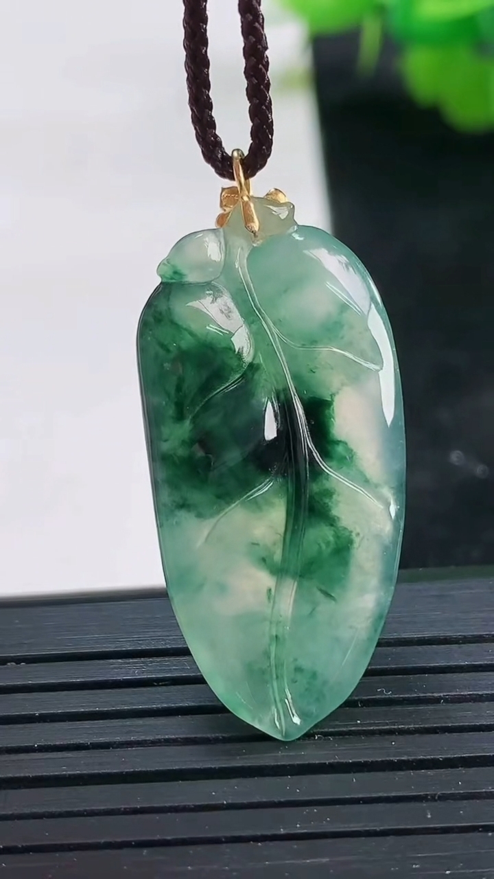 天然A货翡翠种飘花金枝玉叶 叶子吊坠尺寸34.9-16.6-5.8重量:5.13g
3月26日