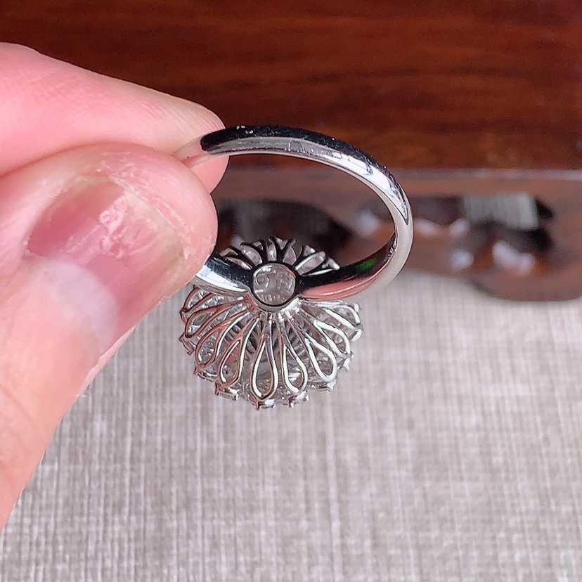 天然A货翡翠18K金伴钻镶嵌紫罗兰蛋面戒指 圈口17.4裸石
尺寸9.6-8.3mm 重量4.08g 0324