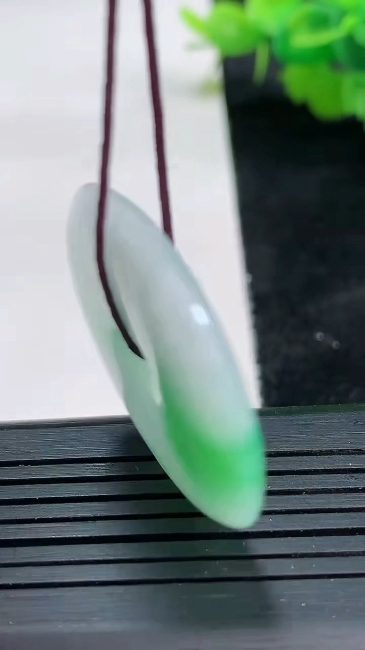 天然A货翡翠平安扣吊坠尺寸33.5-5.1重量:13.01g
3月26日