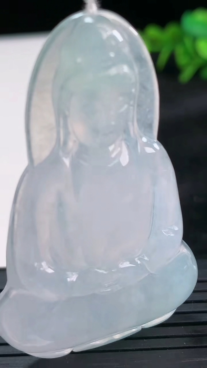 天然A货翡翠素衣观音菩萨吊坠尺寸55.1-35.9-5.9重量:19.80g
3月26日