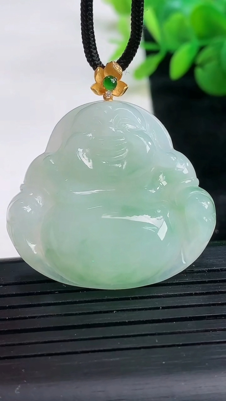 天然A货翡翠佛公吊坠尺寸33.5-36.7-7.3重量:13.41g
3月26日