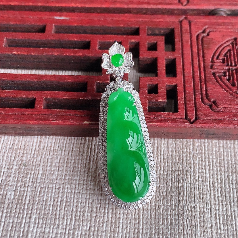 天然A货翡翠18K金伴钻镶嵌阳绿四季豆福豆平安豆吊坠 
尺寸36-11.4-9裸石23-8.3mm 重量4.70g 0324