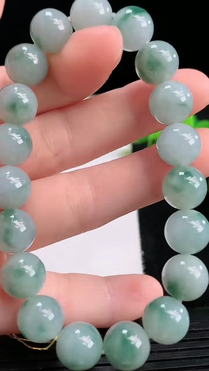 天然A货翡翠飘花圆珠手串尺寸9.8-19颗重量:36.22g3月26日
工厂直销收藏佳品,种好水足，色泽均匀，有种有色，上手高大气！