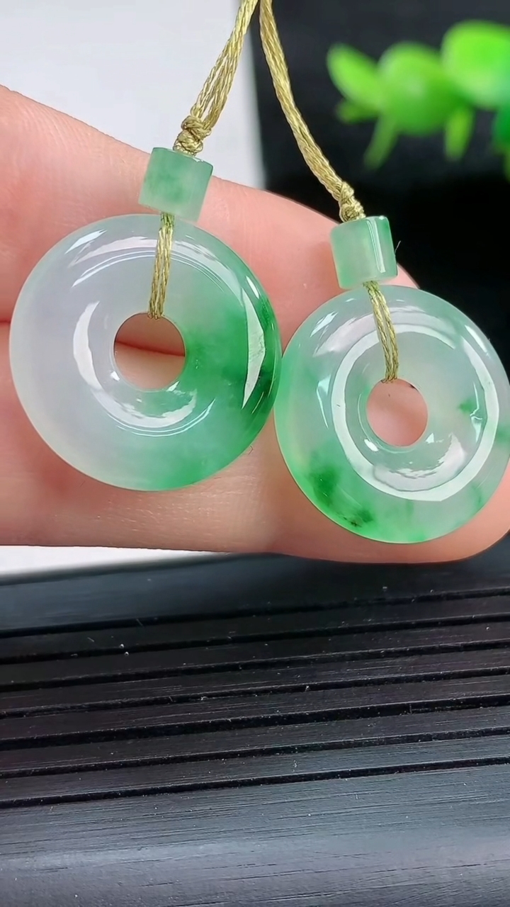 天然A货翡翠平安扣吊坠一对尺寸18.1-3.8重量:5.12g
3月26日