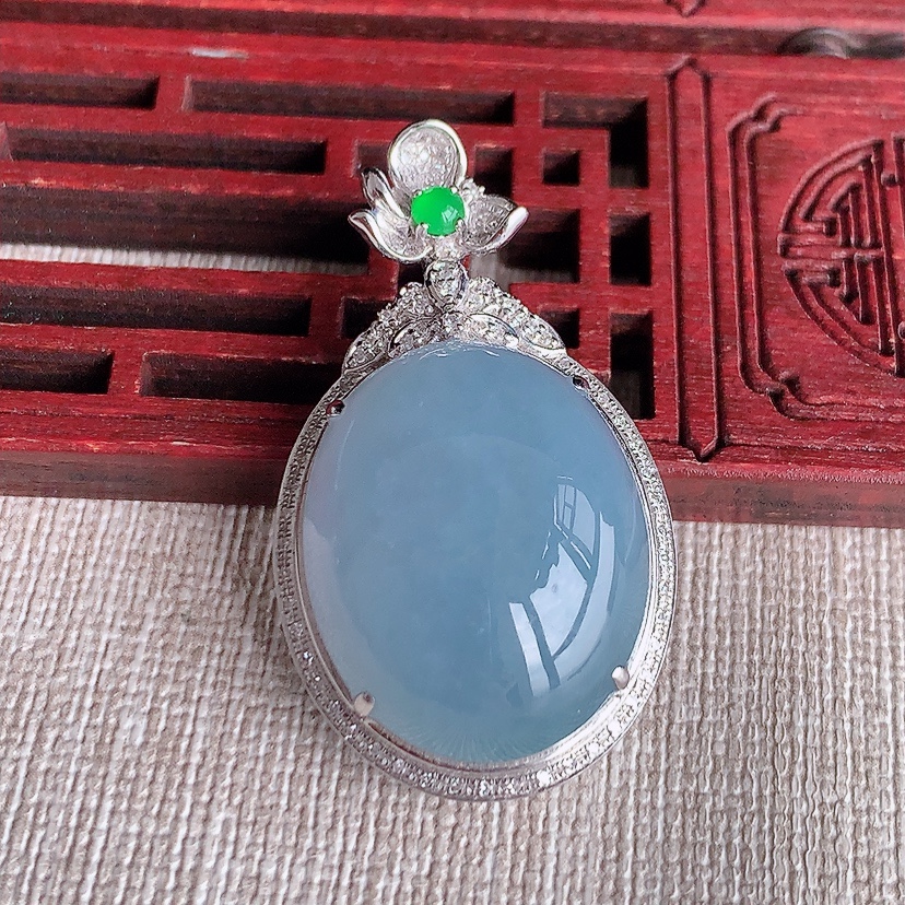 天然A货翡翠18K金伴钻镶嵌紫罗兰蛋面吊坠 
尺寸38.8-22.3-12.5裸石23-18.6mm 重量9.36g 0324