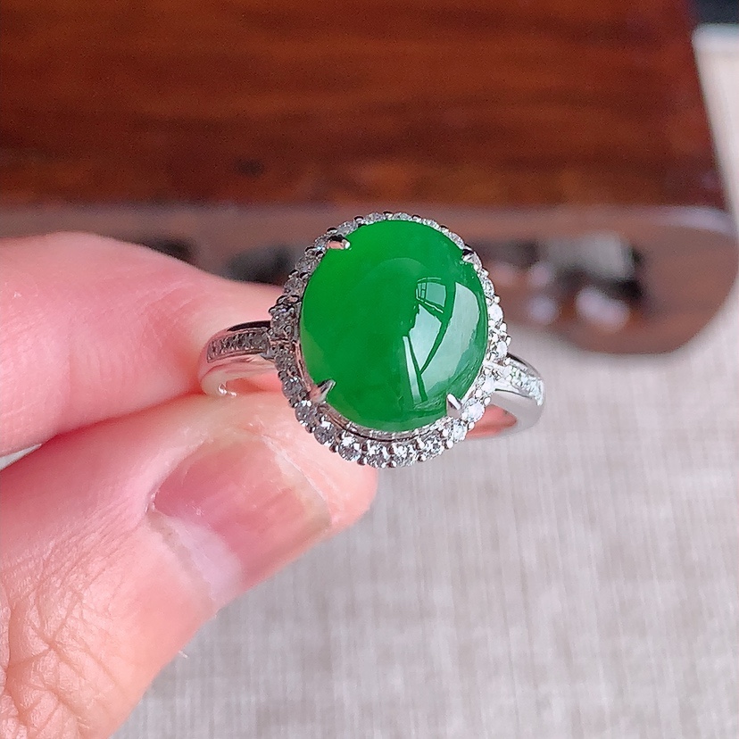 天然A货翡翠18K金伴钻镶嵌阳绿蛋面戒指 圈口17.5裸石
尺寸10.8-9.2mm 重量4.38g