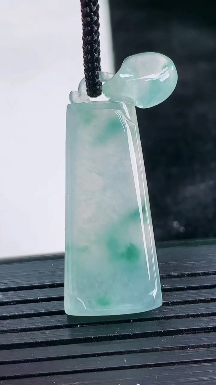 天然A货翡翠种飘花无事牌吊坠尺寸43-14-6.2重量:8.69g
3月26日