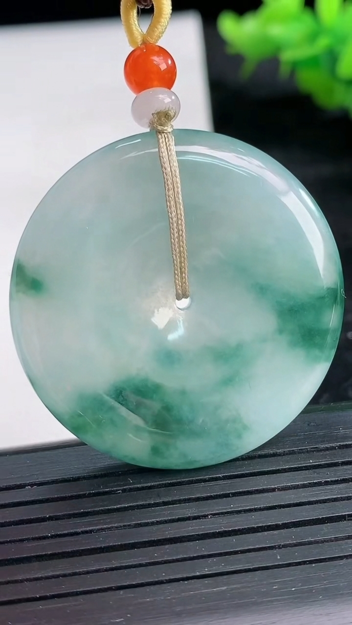 天然A货翡翠飘花平安扣吊坠尺寸39.6-5.6重量:20.83g
3月26日