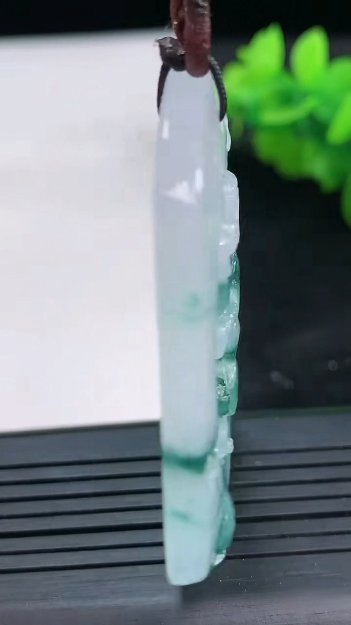 天然A货翡翠种飘花生肖猴吊坠尺寸52.2-40.9-5.2重量:26.63g
3月26日