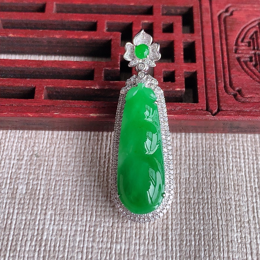 天然A货翡翠18K金伴钻镶嵌阳绿四季豆福豆平安豆吊坠 
尺寸36-11.4-9裸石23-8.3mm 
