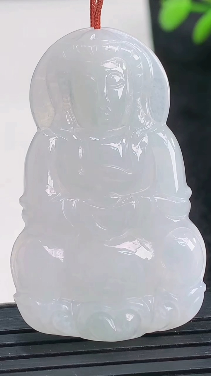 天然A货翡翠观音菩萨吊坠尺寸46.3-28.9-4.8重量:11.52g
3月26日