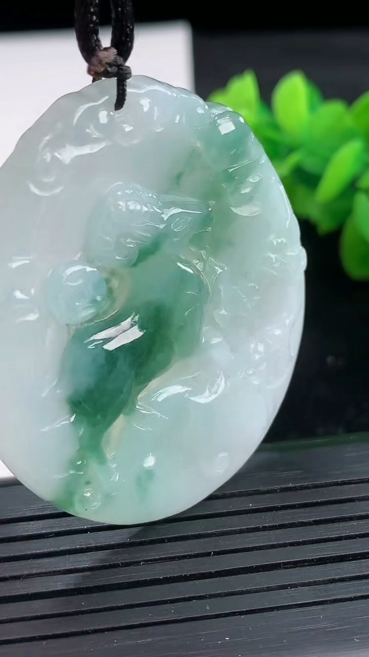 天然A货翡翠飘花生肖羊吊坠尺寸48.7-43.1-5.7重量:20.56g
3月26日