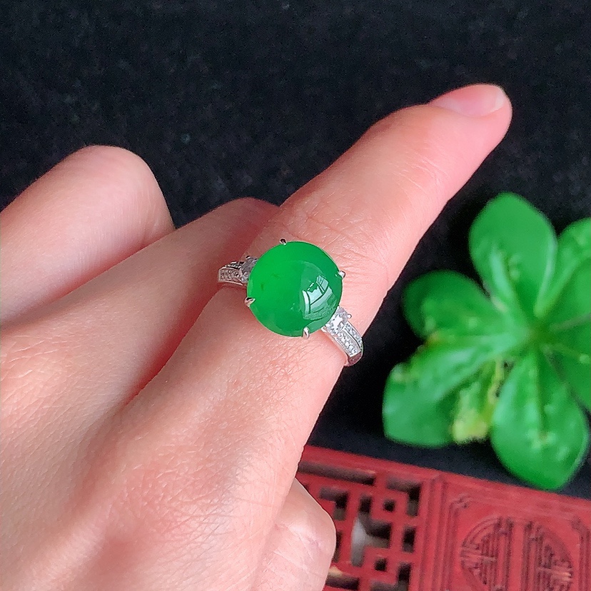 天然A货翡翠18K金伴钻镶嵌阳绿蛋面戒指 圈口17.4裸石
尺寸11.2-10.4mm 重量4.50g 0324
