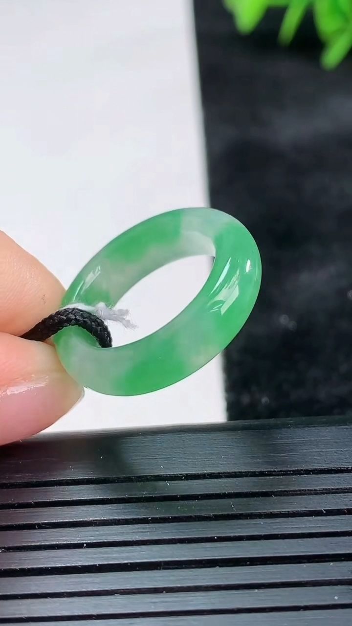 天然A货翡翠指环戒指尺寸16.3-5.5-3.5重量:3.99g2026年3月26日
工厂直销收藏佳品,种好水足，色泽均匀，有种有色，上手高大气！
