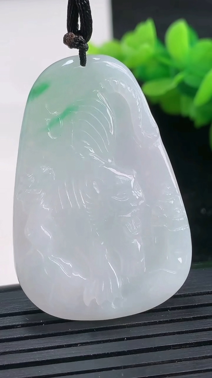 天然A货翡翠生肖虎吊坠尺寸44.7-30.5-4.9重量:14.99g
3月26日