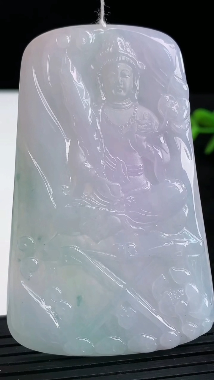 天然A货翡翠紫罗兰飘花虚空藏菩萨吊坠尺寸74.4-46.4-5.3重量:44.16g
3月26日